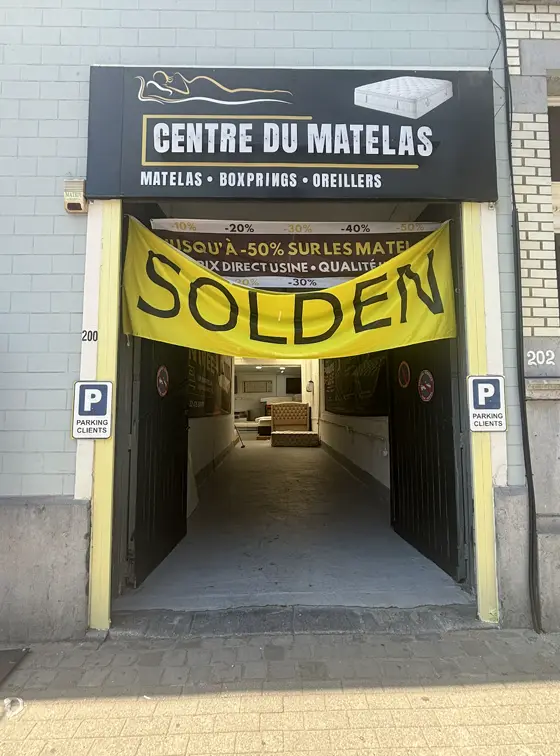 Entrée du showroom Centre du Matelas, Rue de Ribaucourt 200
